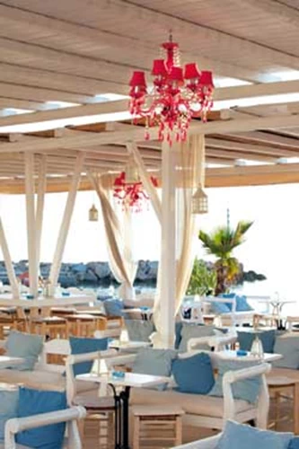 Lounge διάθεση στα cafes της παραλίας στη Χώρα